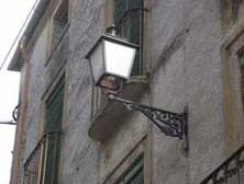 Farolas de pared en la ciudad de Úbeda